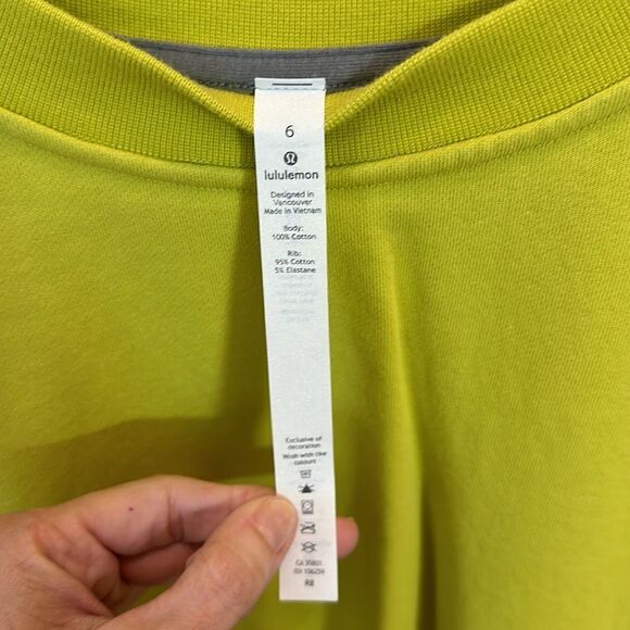 Like New LULULEMON PERFECTLY OVERSIZED CREW IN YELLOW SERPENTINE - Picture 2 of 4
